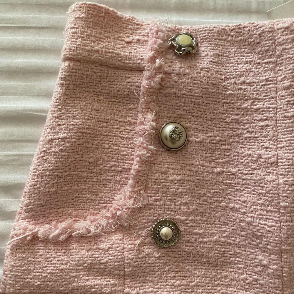 Chanel like Zara Beautiful Pink tweed shorts with pearl buttons. - Picture 6 of 6